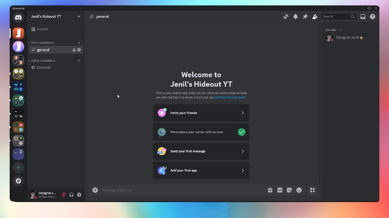 Discord server setup screen showing a welcome page with channel list and customization options